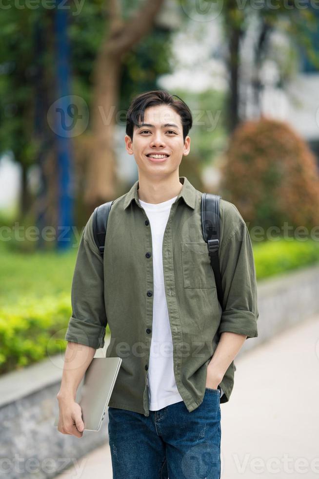 jung asiatisch Schüler beim Schule foto