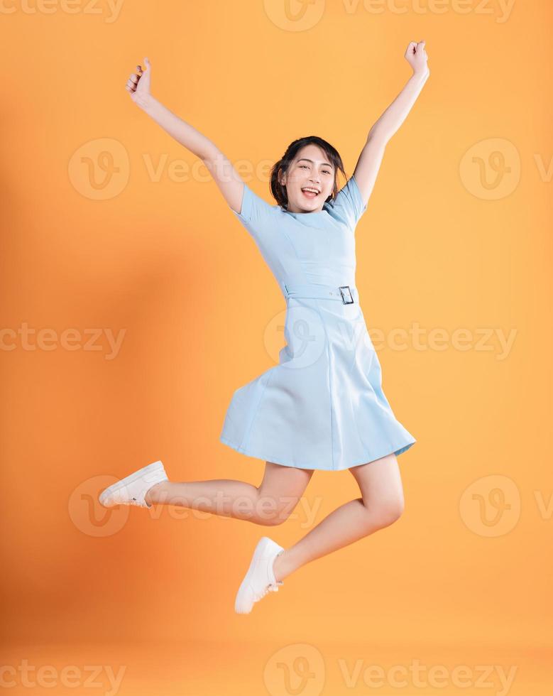 jung asiatisch Frau tragen Kleid auf Hintergrund foto