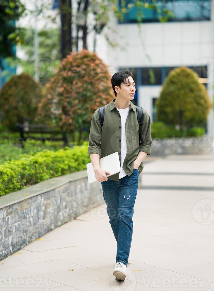 jung asiatisch Schüler beim Schule foto