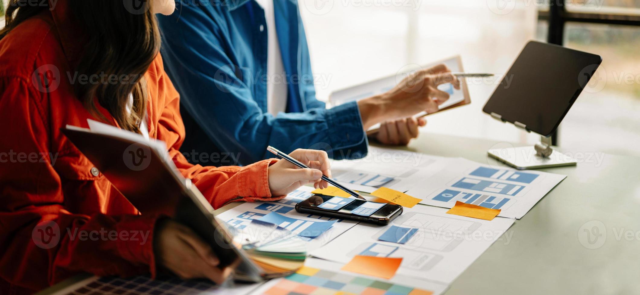 asiatisch Geschäftsmann und Frau Menschen Treffen im Büro. Mitarbeiter Brainstorming und Arbeit wie Team, planen und diskutieren Projekt durch Punkt auf Papier und Tablette. foto