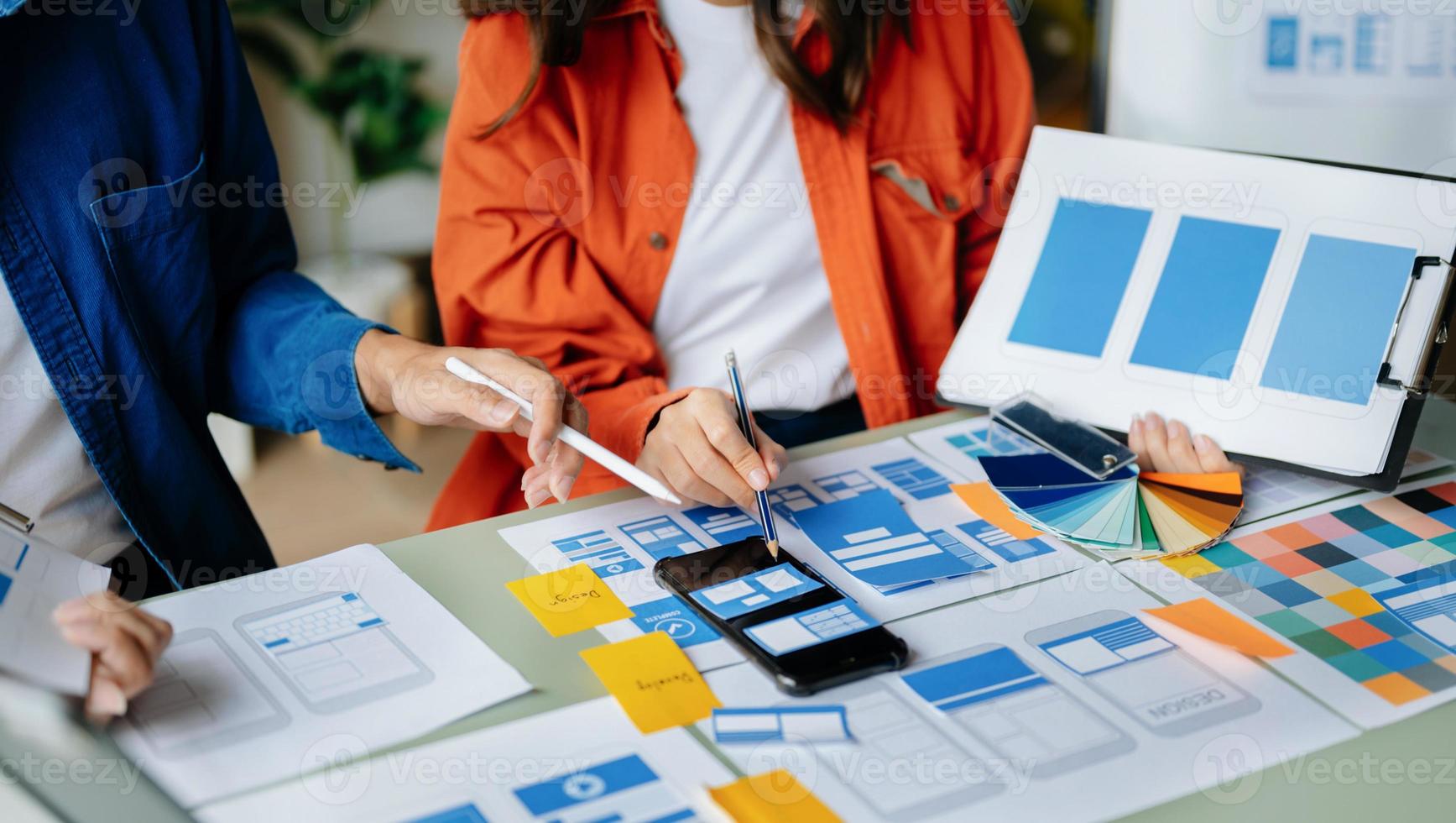 asiatisch Geschäftsmann und Frau Menschen Treffen im Büro. Mitarbeiter Brainstorming und Arbeit wie Team, planen und diskutieren Projekt durch Punkt auf Papier und Tablette. foto