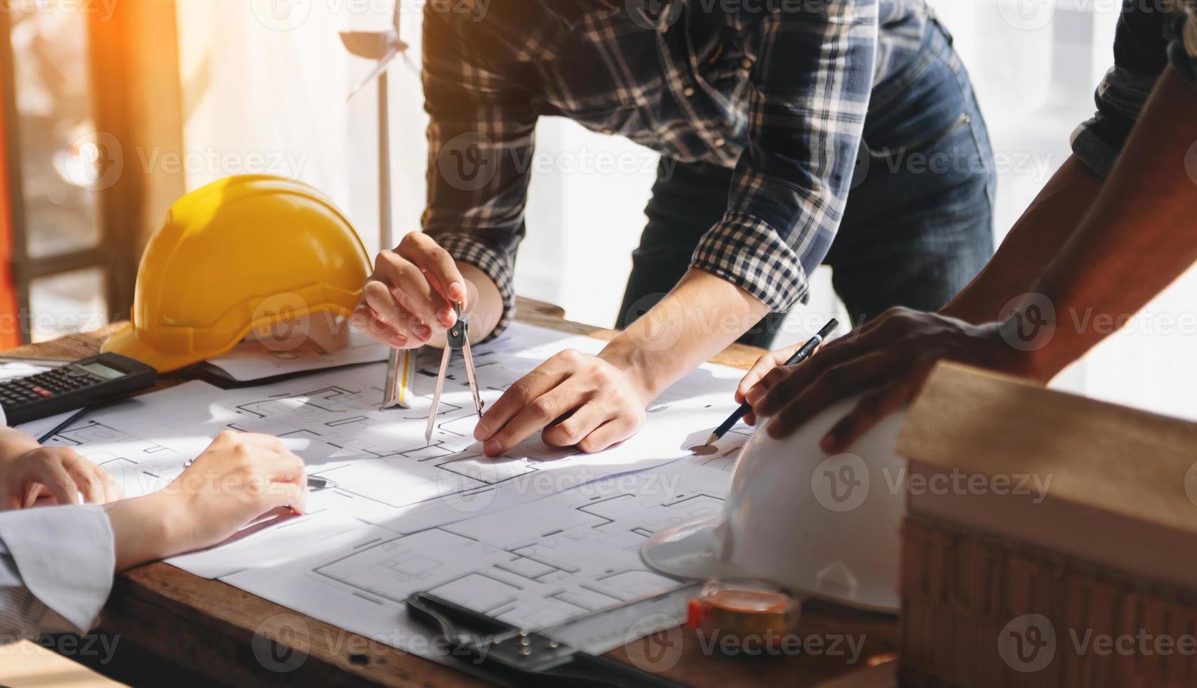 zuversichtlich Mannschaft von Architekt Arbeiten zusammen im ein Büro.dann diskutieren Über Neu Anfang Projekt auf schreibtisch.in Büro foto