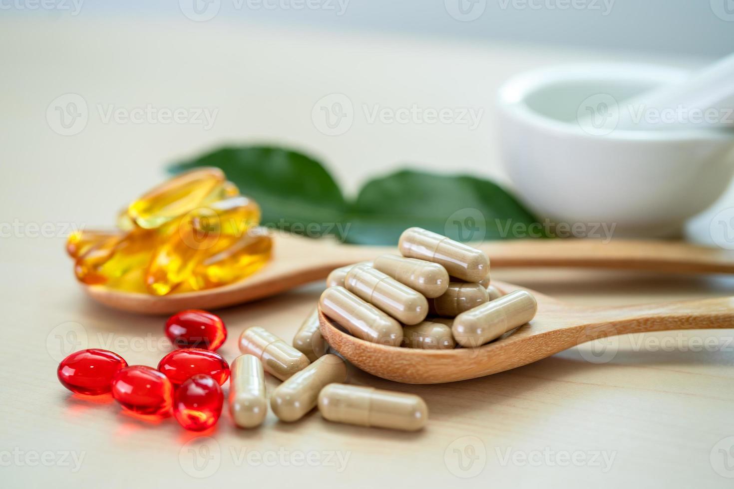 alternative Medizin pflanzliche Bio-Kapsel mit Vitamin E Omega 3 Fischöl, Mineralstoff, Medikament mit Kräuterblatt natürliche Nahrungsergänzungsmittel für ein gesundes und gutes Leben. foto