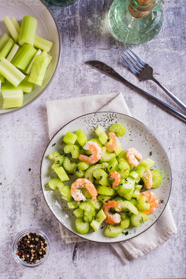 Garnelen und gehackt Sellerie im ein Vegetarier Vitamin Salat zum ein Antioxidans Diät oben und Vertikale foto