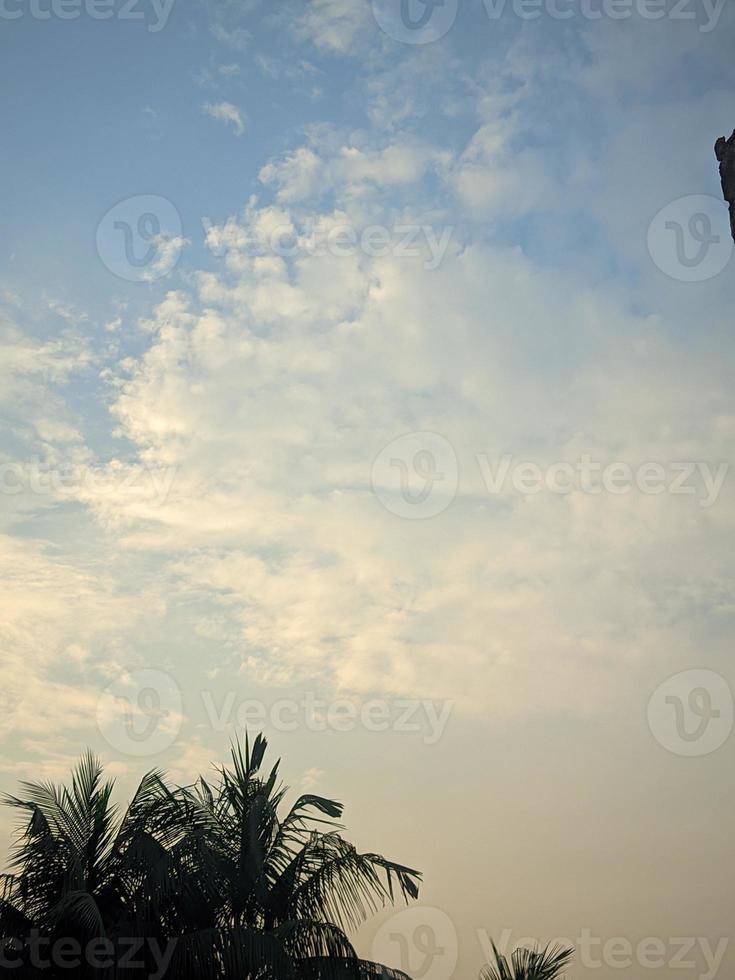 ein Blau Himmel mit Wolken foto