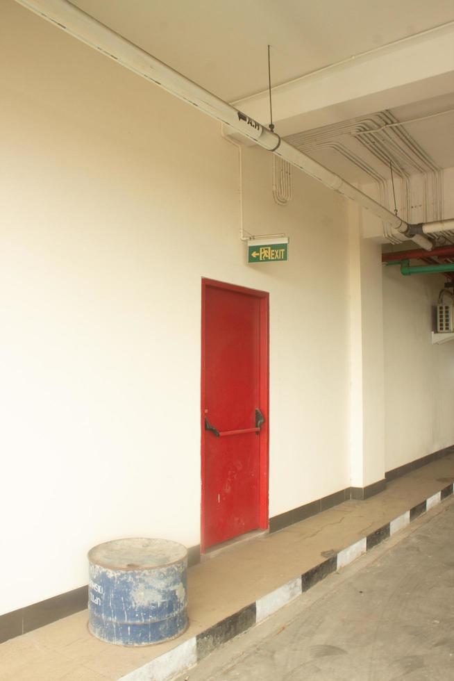 rot Notfall Ausfahrt Tür beim Terminal intermoda Joyoboyo, surabaya foto
