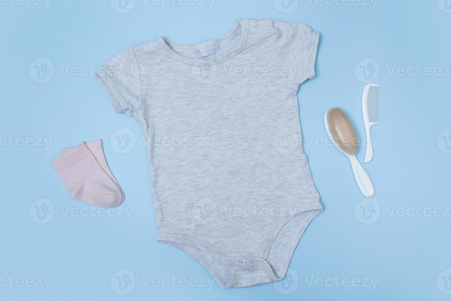 eben legen spotten oben grau Baby Bodysuit auf ein Blau Hintergrund. Ihre Design oder Logo Platzierung foto