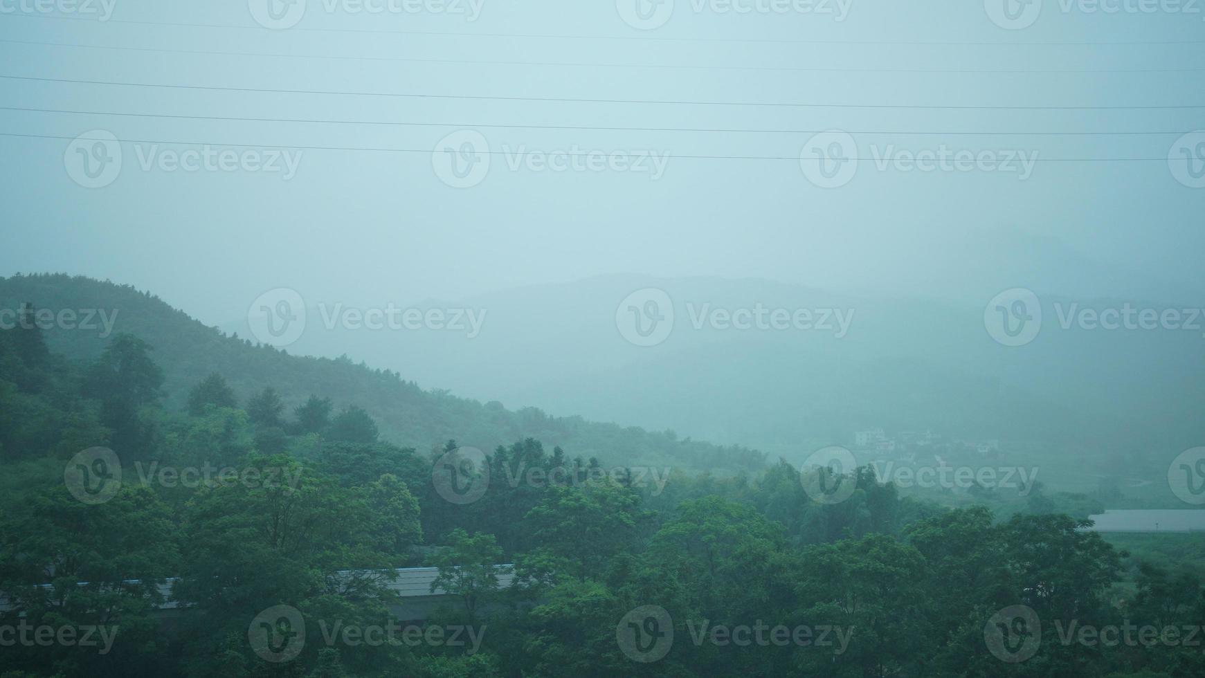 das schön Landschaft Aussicht von das flüssig Zug auf das Süd von das China im das regnerisch Tag foto