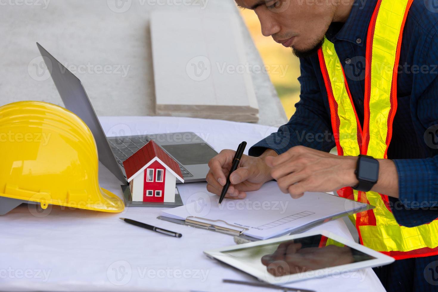 Ingenieur arbeitet an Tablet und Laptop vor Ort Bau foto