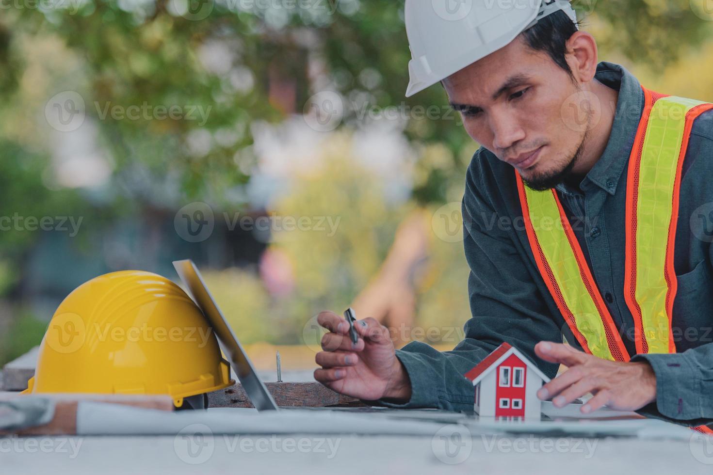 Ingenieur arbeitet an Tablet und Laptop vor Ort Bau foto