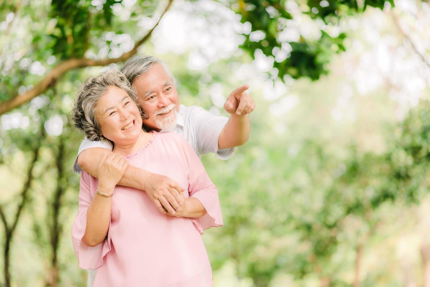 glückliches älteres asiatisches Paar in der Liebe foto