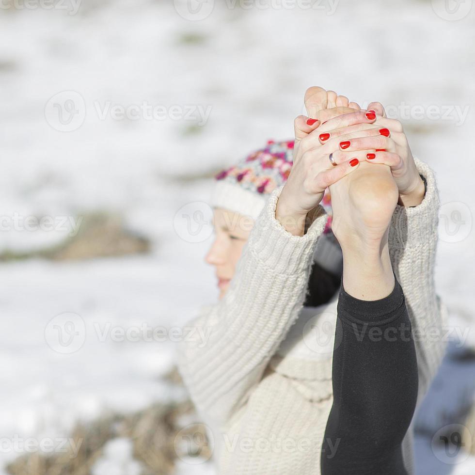 Eine junge sportliche Frau führt Yoga und Meditationsübungen im Freien durch foto