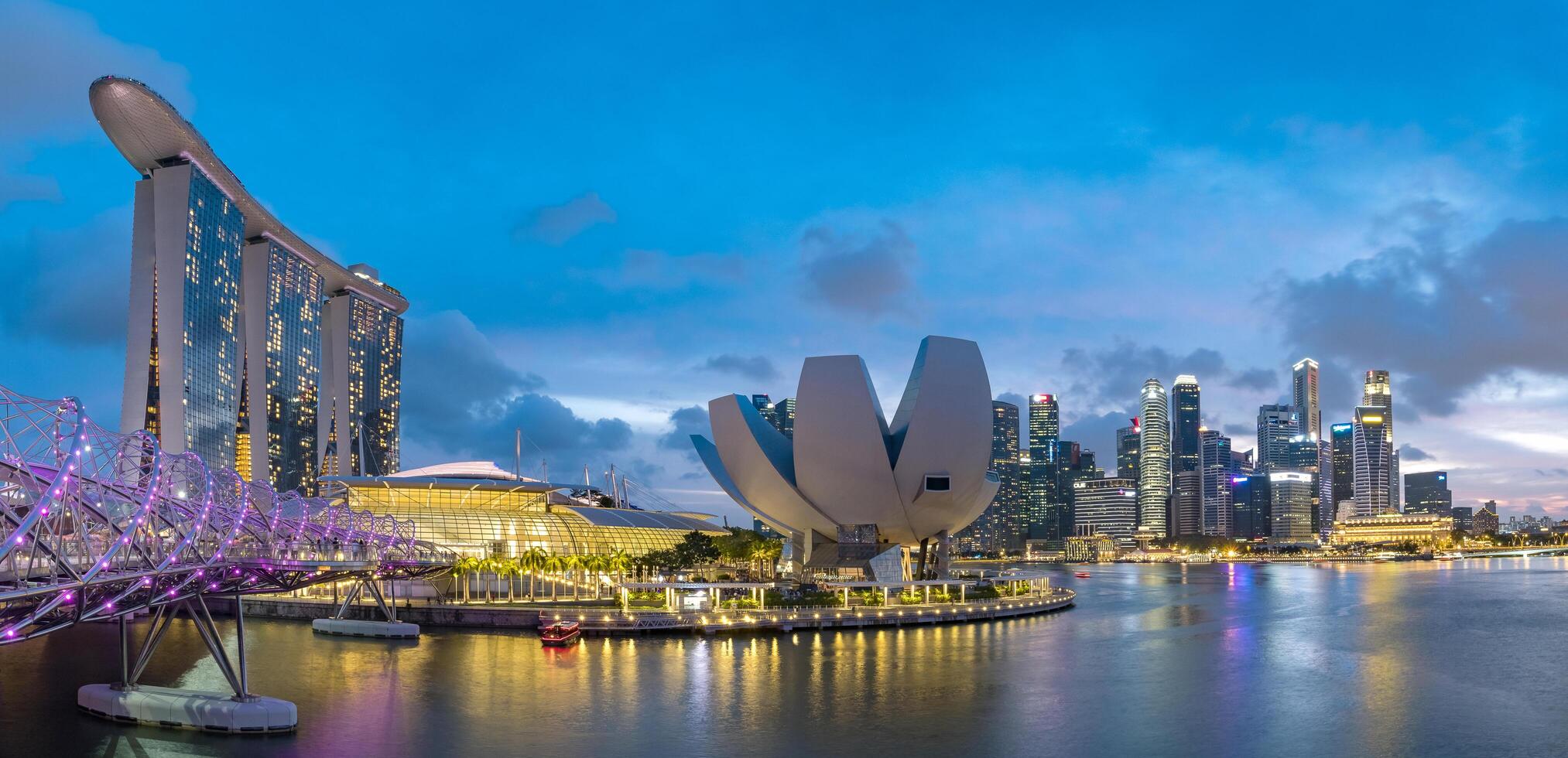 Skyline des Stadtbildes von Singapur in der Marina Bay in der Dämmerungszeit foto