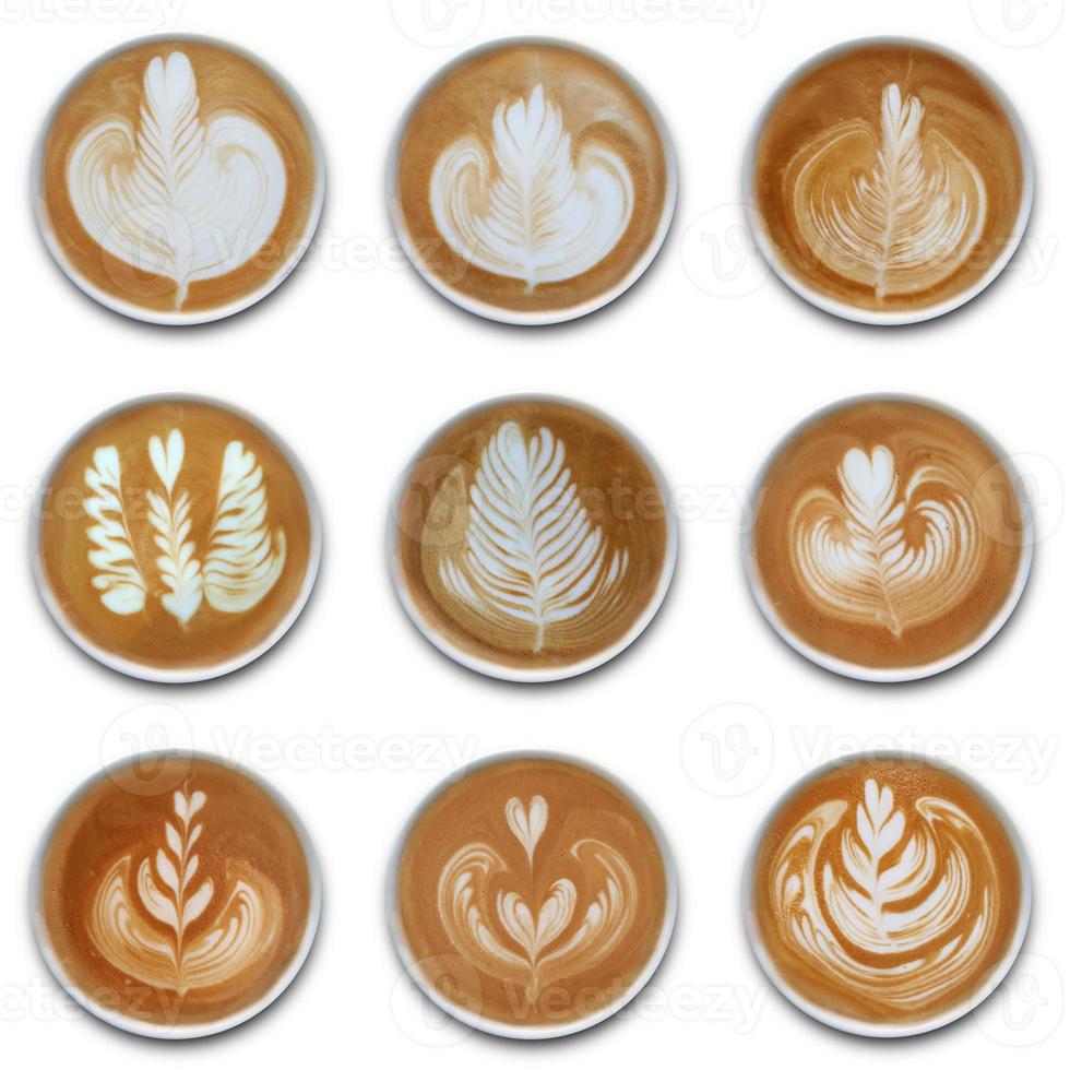 Sammlung von Bechern Latte Art Kaffee auf weißem Hintergrund foto