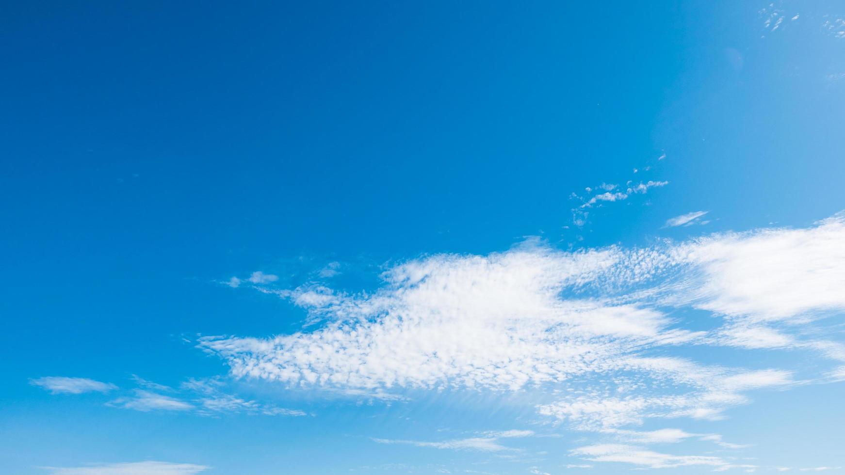 weiße Wolken am blauen Himmel foto