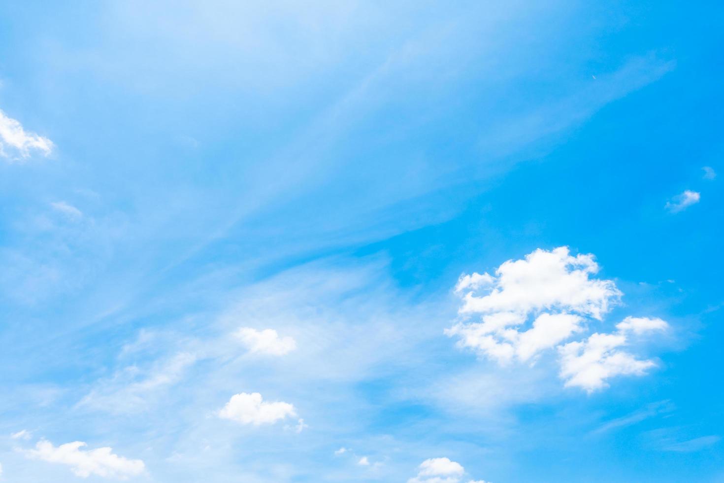 weiße Wolken am blauen Himmel foto