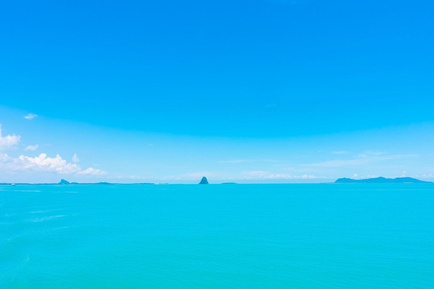 schöner Ozean mit Wolken auf blauem Himmel foto