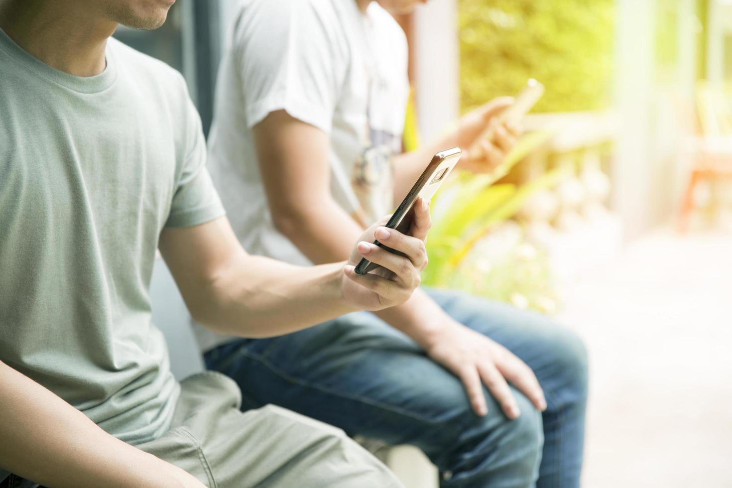 Männer auf Smartphones foto