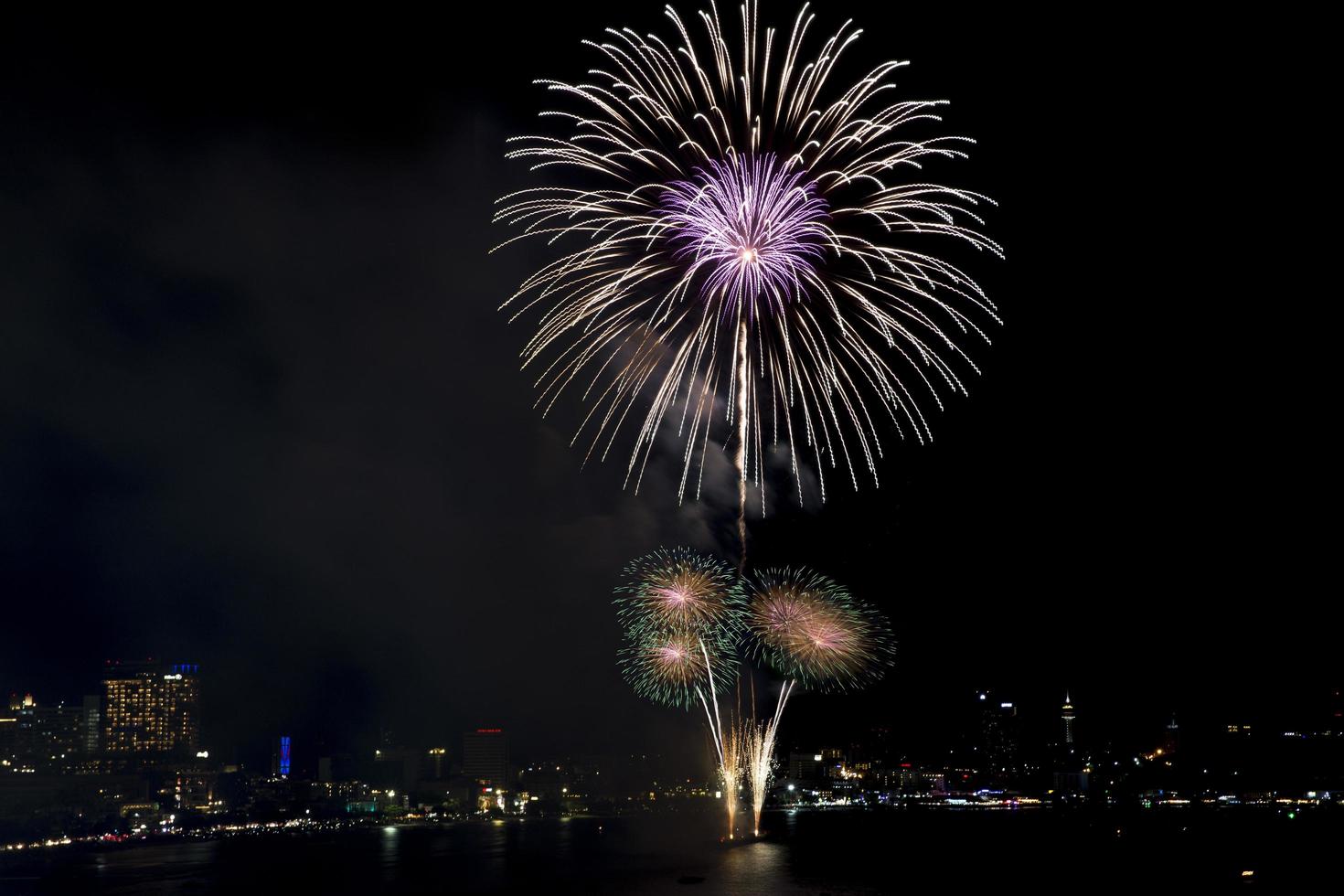 lila und goldenes Feuerwerk über einer Stadt foto