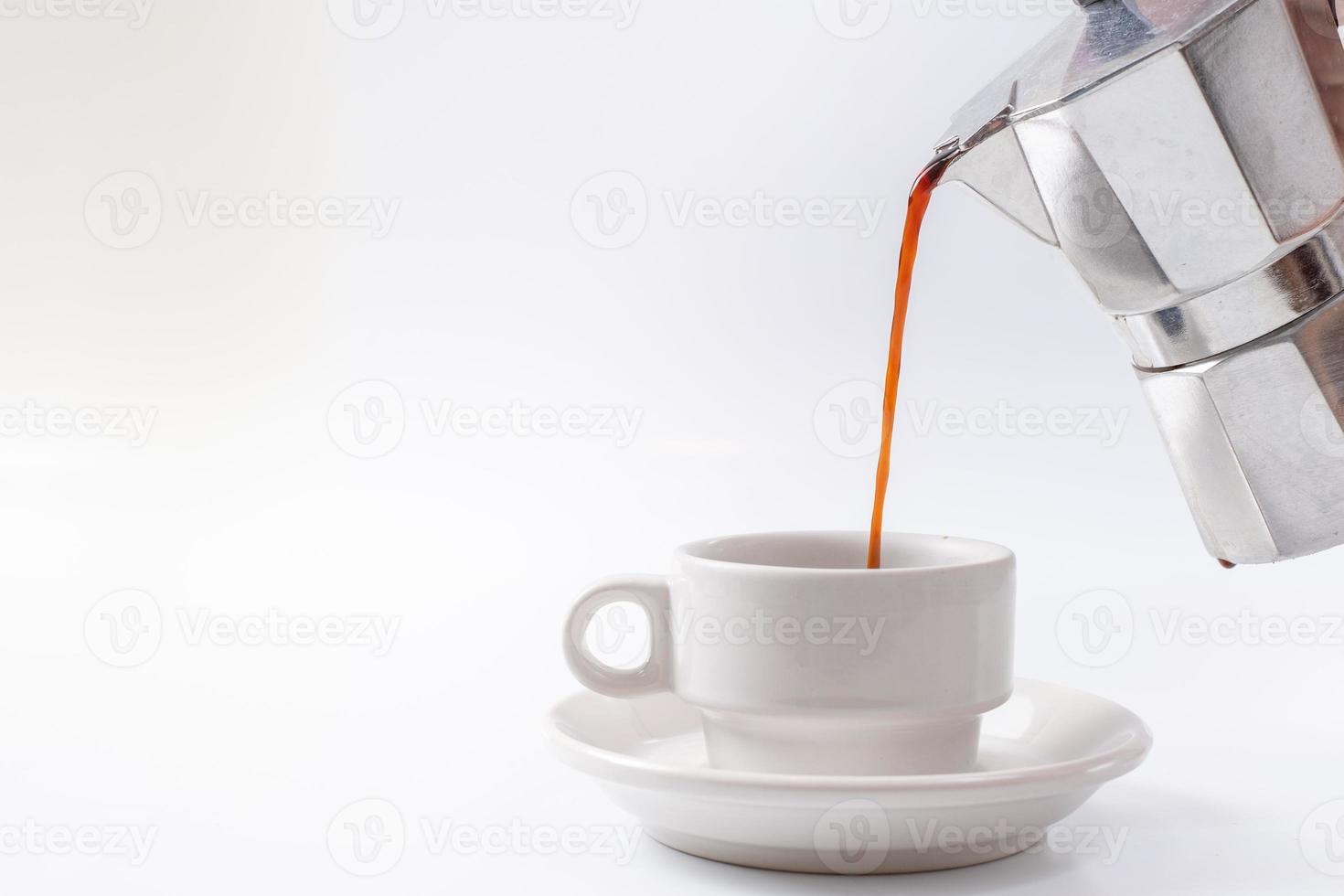 Kaffee und Frühstücksbecher auf weißem Hintergrund foto
