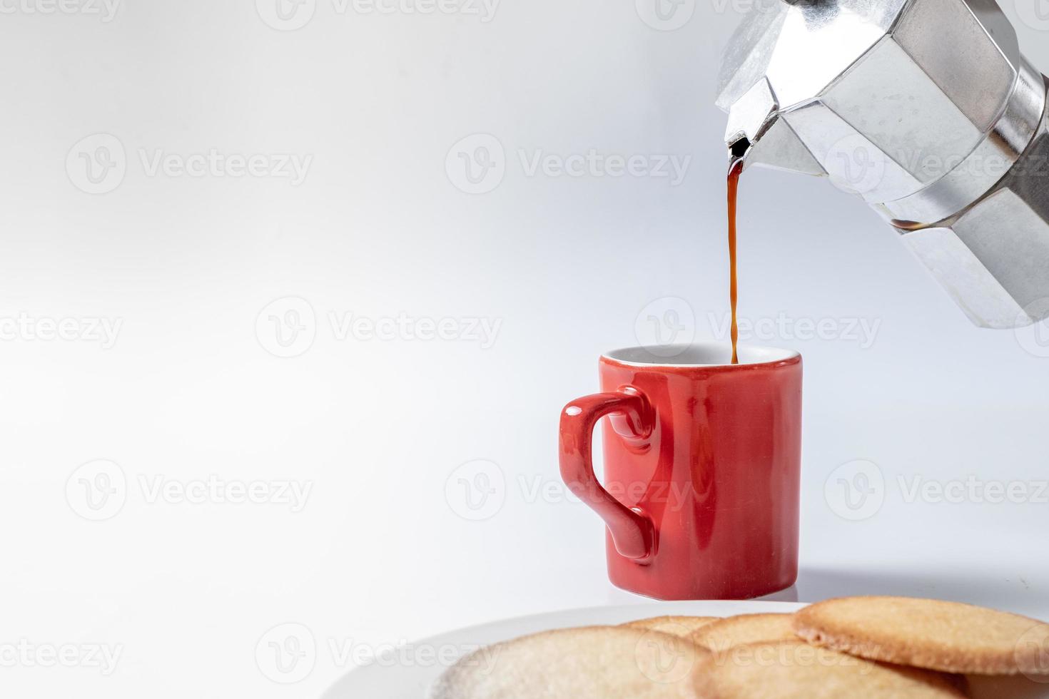 rote Kaffeetasse mit Keksen auf weißem Hintergrund foto