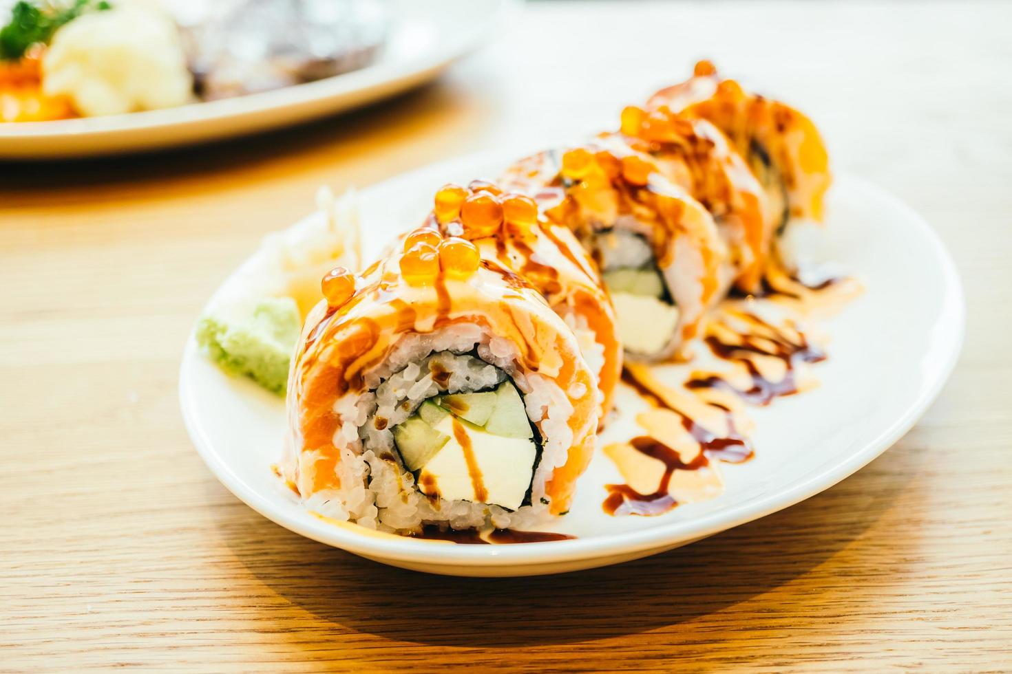 Lachssushi-Rolle, traditionelles japanisches Essen foto