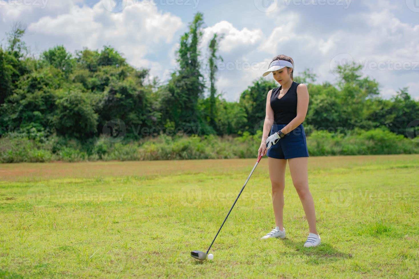 Porträt von Golfspieler asiatisch Frau halten Golf Holz beim das Land Verein, glücklich Frau Konzept, setzen Golf auf Stift foto