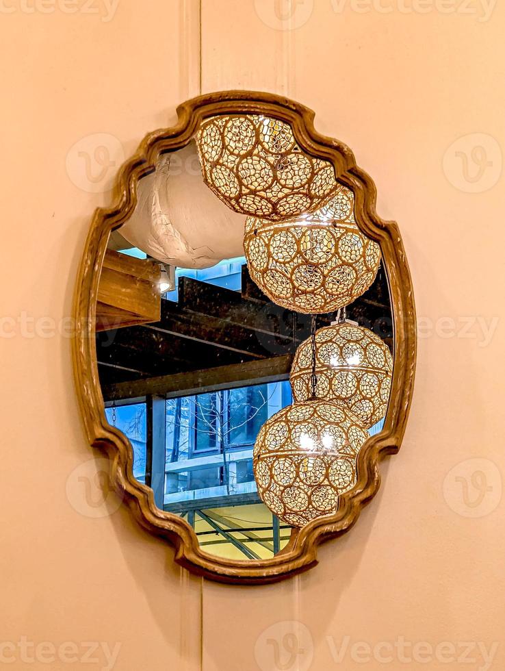 klassisch Dekor Spiegel mit Reflexionen von Restaurant Innere foto