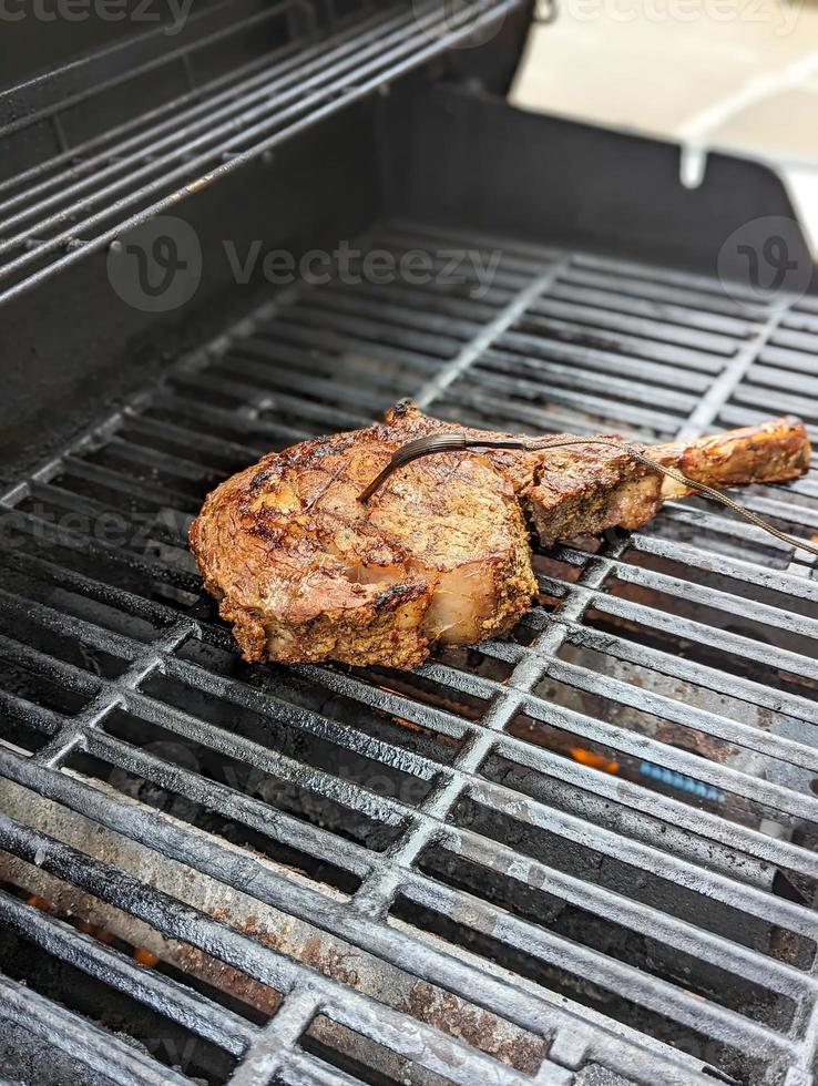 Cowboy Rindfleisch Tomahawk Prämie Steak auf ein Grill foto