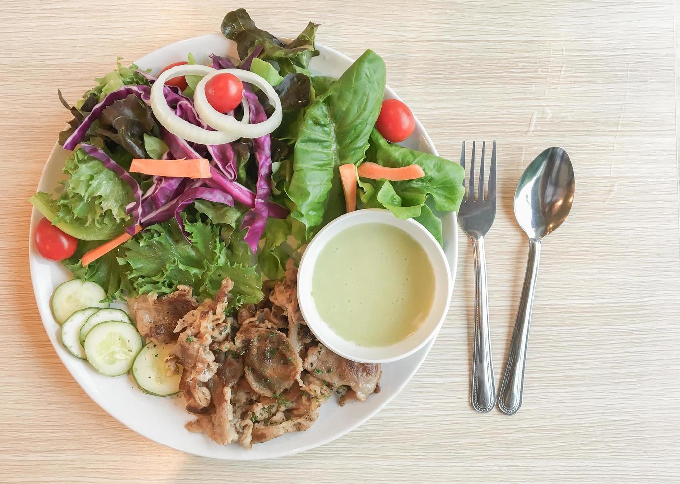 frisch Salat mit braten Hähnchen foto