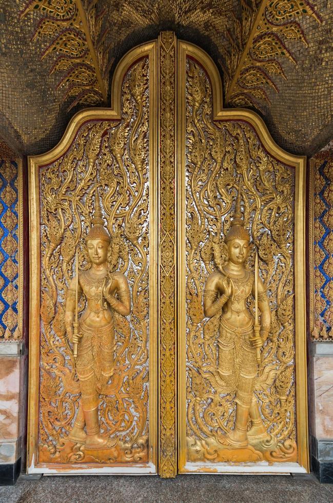 Muster von das Eingang zu das Schloss Gold und gelegen Innerhalb tha gesungen Tempel Uthai Thani, auf August 12, 2016 im Uthai Thani, Thailand. foto