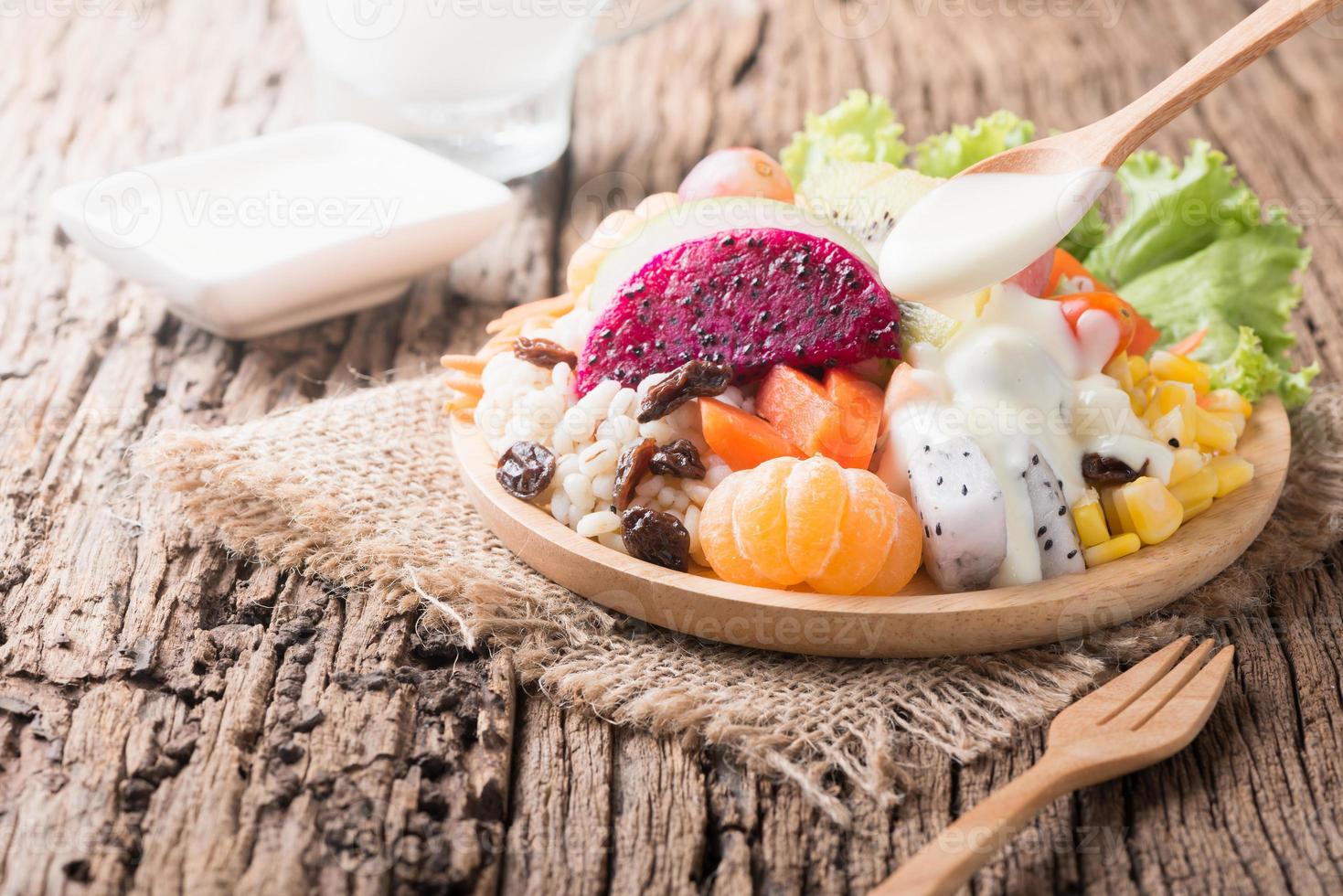 mischen Früchte Salat auf Holz Teller mit Milch foto