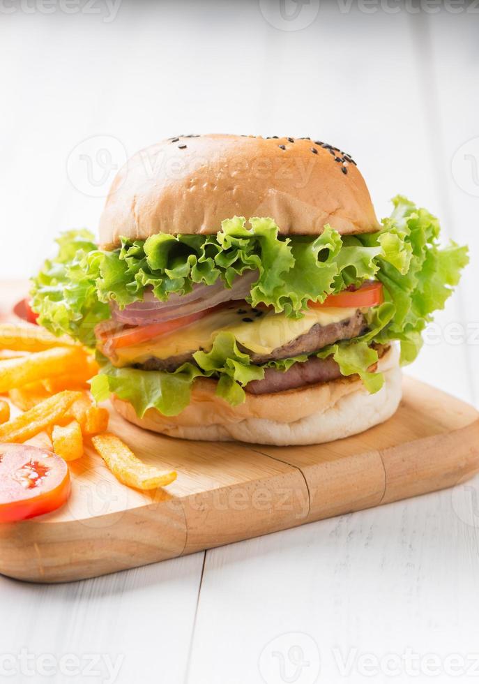 köstlich Hamburger auf Holz palte und Holz Hintergrund foto