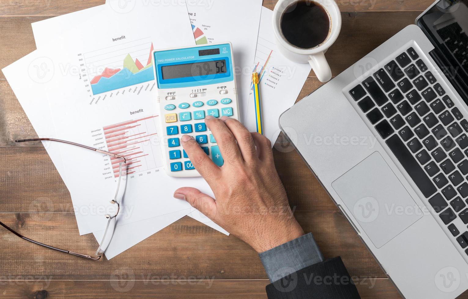 Geschäft Mann mit Taschenrechner zu Analysieren Markt Daten foto