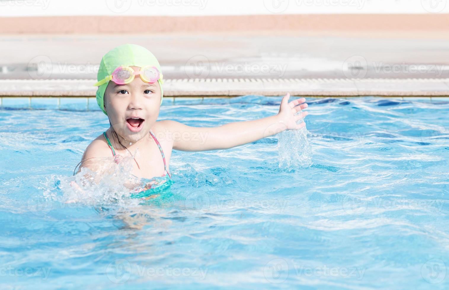 süß Mädchen genießen zu Schwimmen foto