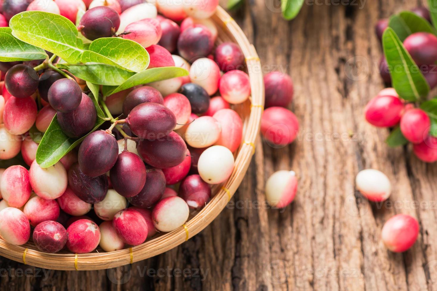 Carunda Obst auf alt Holz Hintergrund foto