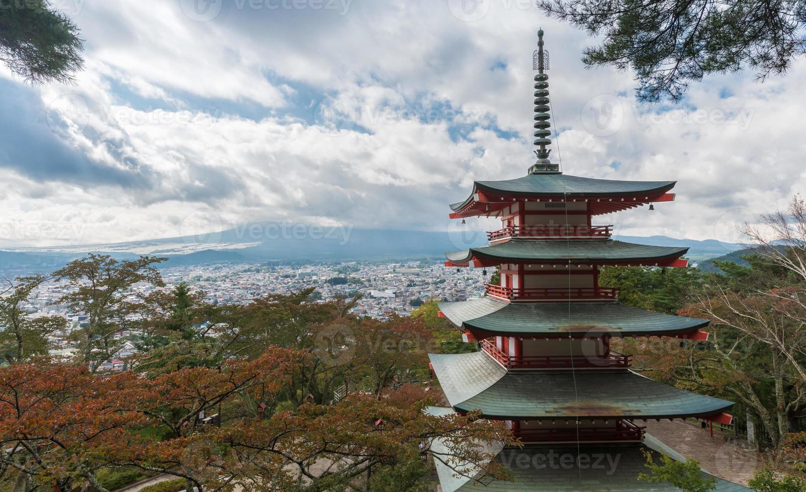 Chureito Pagode und Berg Fuji mit Herbst foto