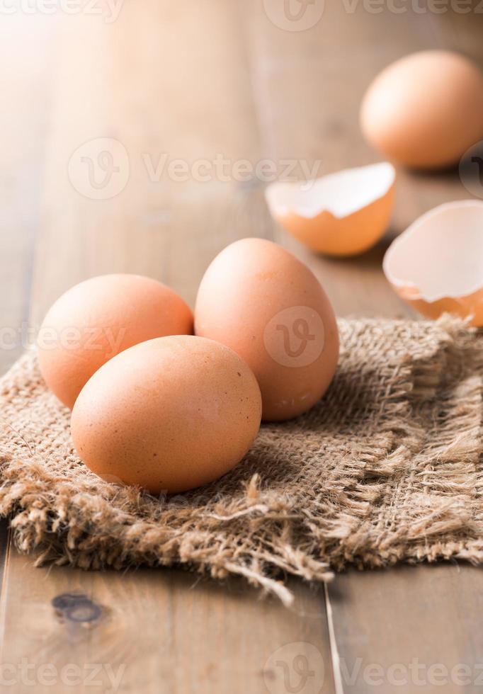 roh frisch Ei auf Sack foto