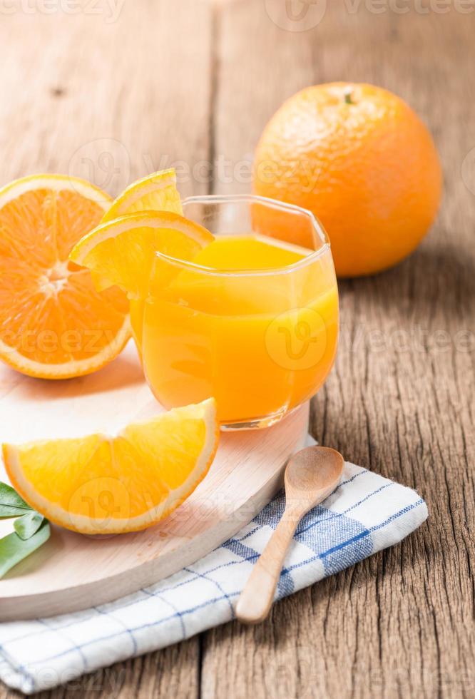 Orangensaft auf Holz foto