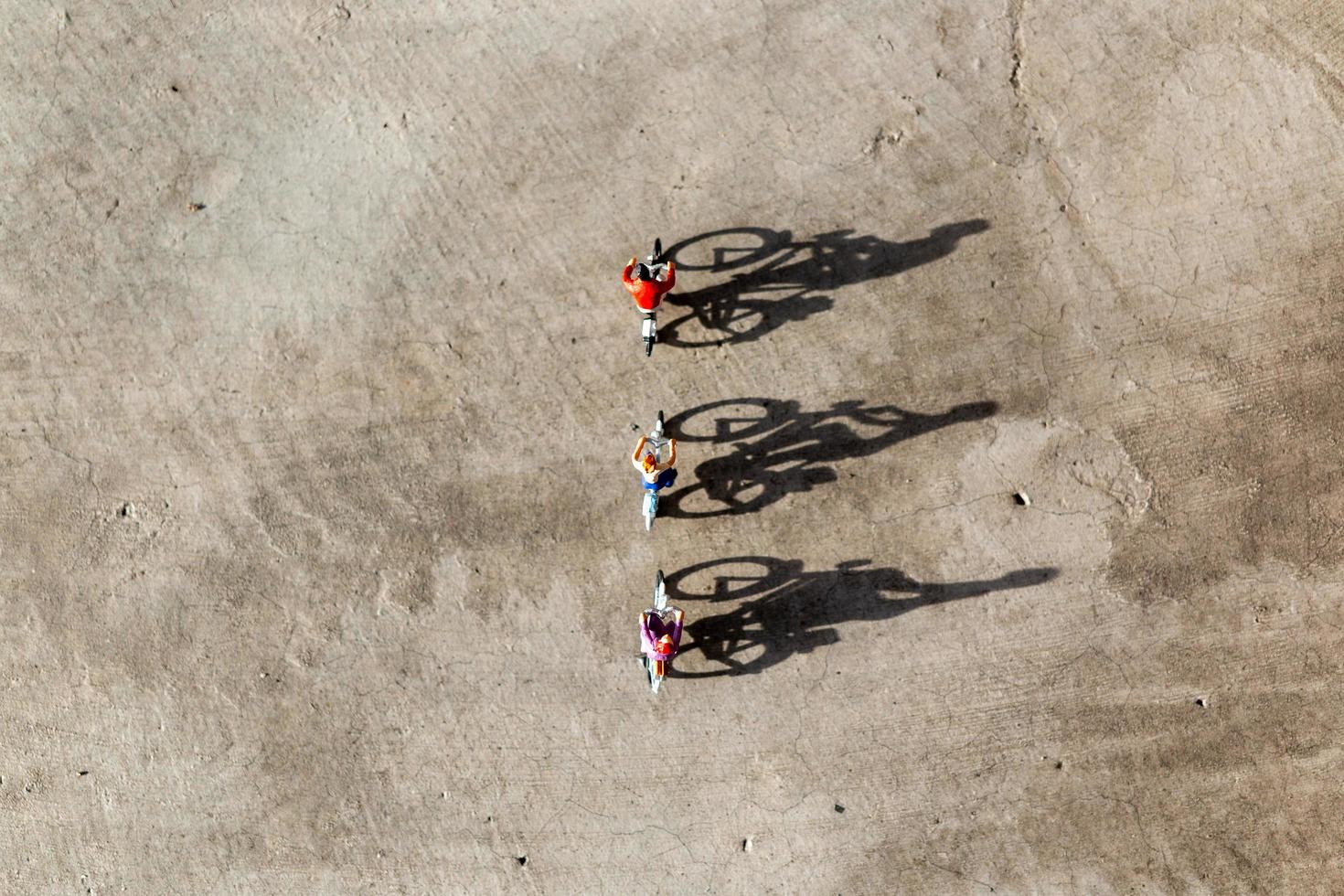 Miniaturreisende, die Fahrrad fahren, gesundes Lebensstilkonzept foto