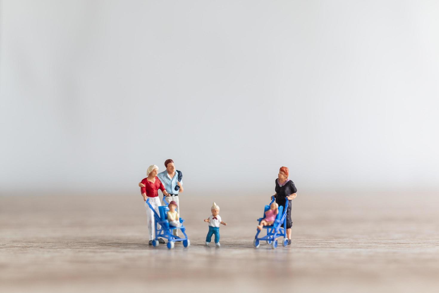 Miniatureltern mit Kindern, die draußen gehen, glückliches Familienkonzept foto