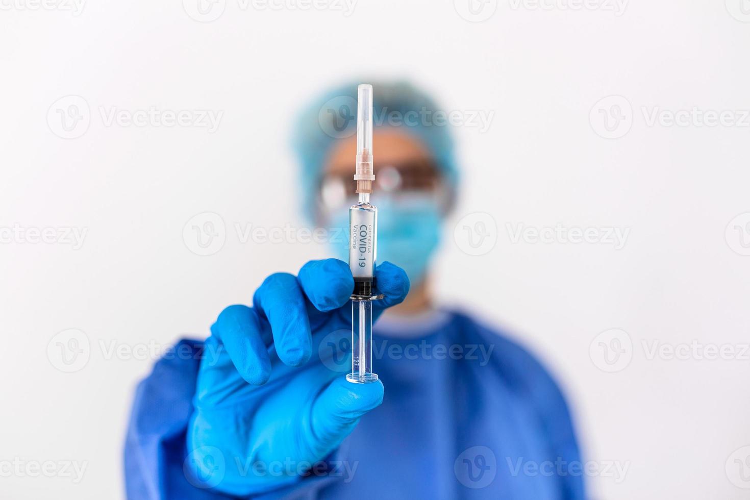 Entwicklung und Schaffung von ein Coronavirus Impfstoff covid-19 .Coronavirus Impfstoff Konzept im Hand von Arzt Blau Impfstoff Krug. Impfstoff Konzept von Kampf gegen Coronavirus. foto