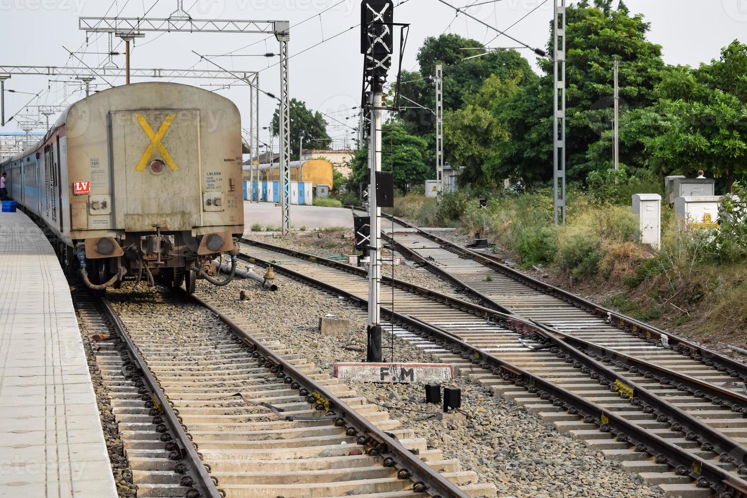 ansicht der eisenbahngleise der spielzeugeisenbahn von der mitte während des tages in der nähe des bahnhofs kalka in indien, ansicht der eisenbahngleise der spielzeugeisenbahn, indischer eisenbahnknotenpunkt, schwerindustrie foto