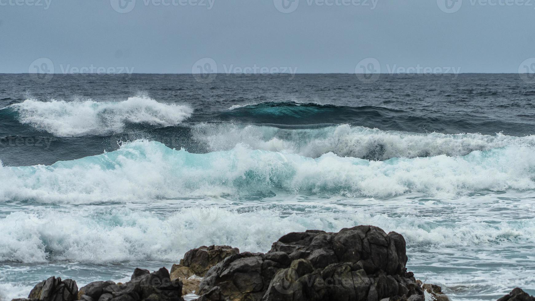 Atlantische Wellen auf den Kanarischen Inseln foto