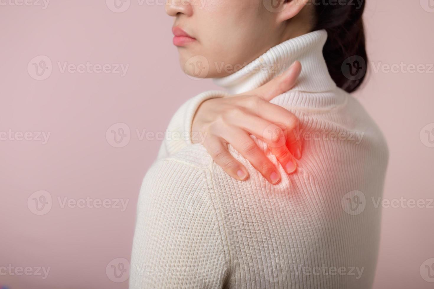 asiatisch jung Frau halt ihr Hand auf Schmerzen Hals und Verletzung schmerzen Schulter Stress Problem Muskel. Büro Syndrom Krankheit, Gesundheitswesen Konzept foto