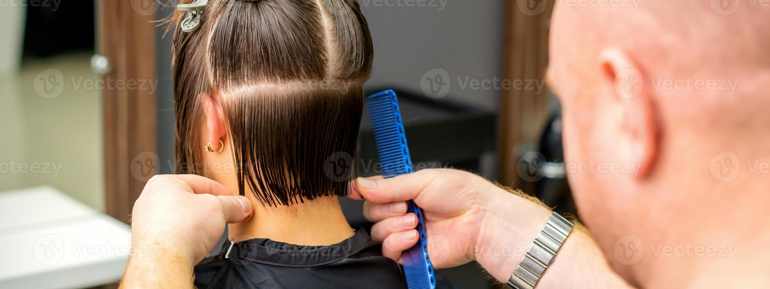 männlich Friseur Schneiden Haar von Frau foto