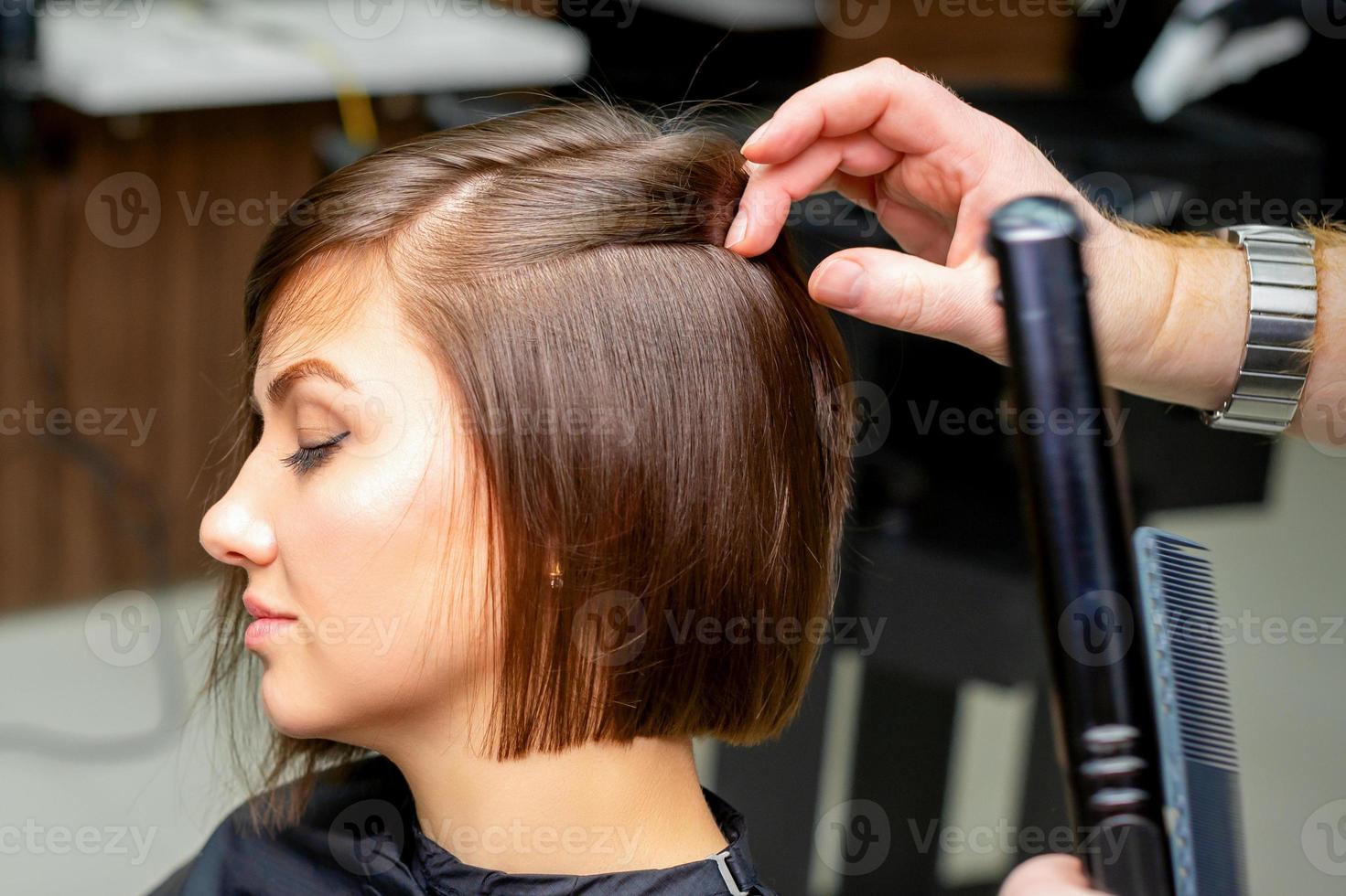 Friseur ist begradigen das Haar foto