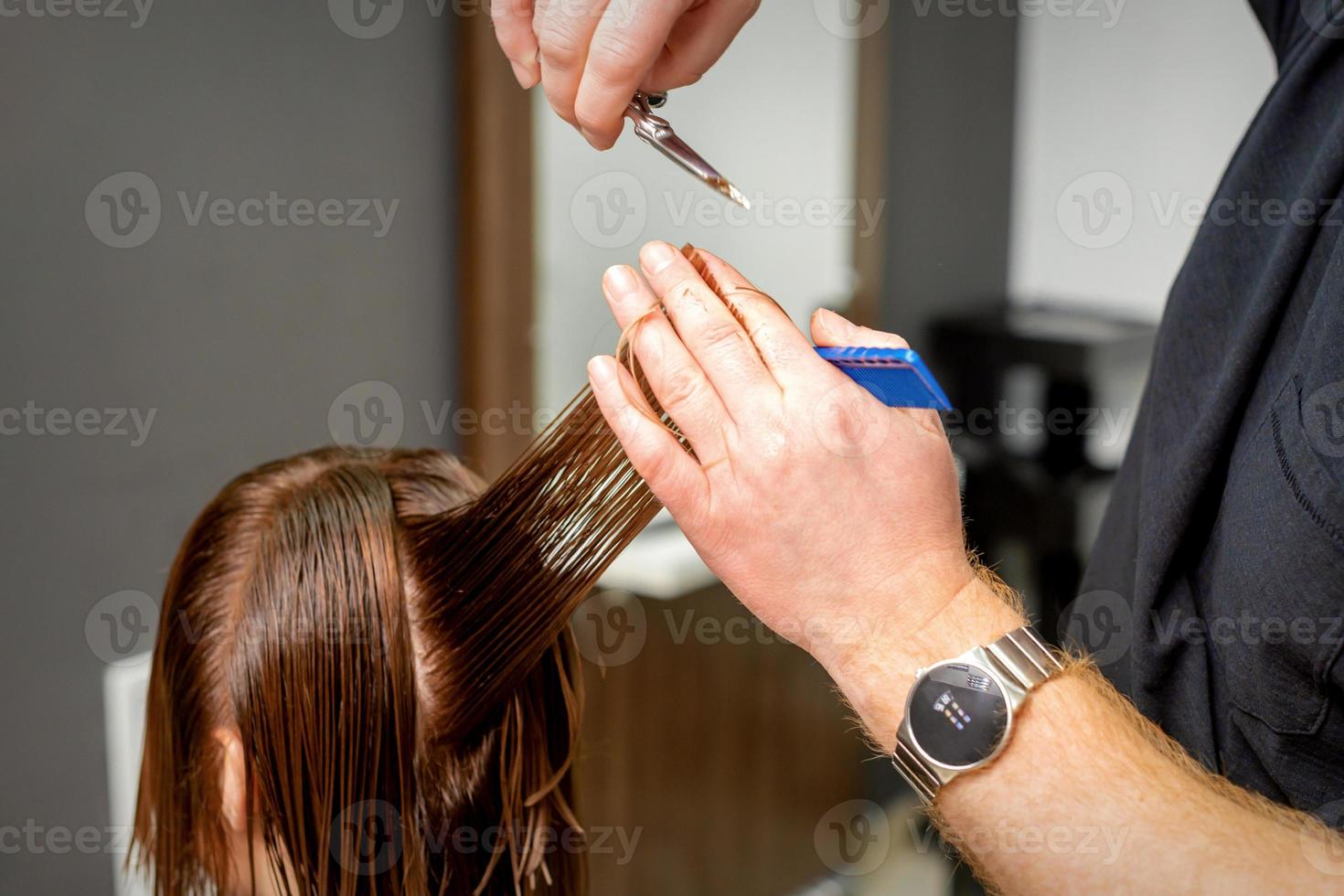 Friseur Hände schneidet weiblich Haar foto