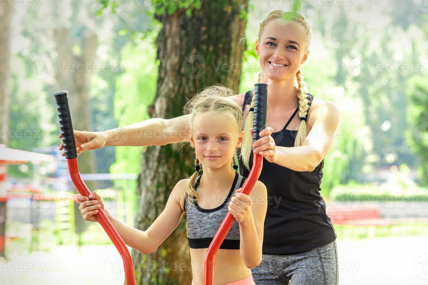 Mutter mit Tochter tun Sport Übungen foto