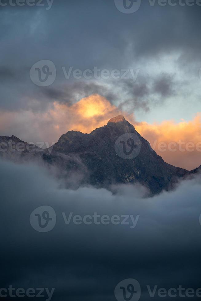 auffällig Berg Formation unter Blau Himmel umgeben durch Wolken foto